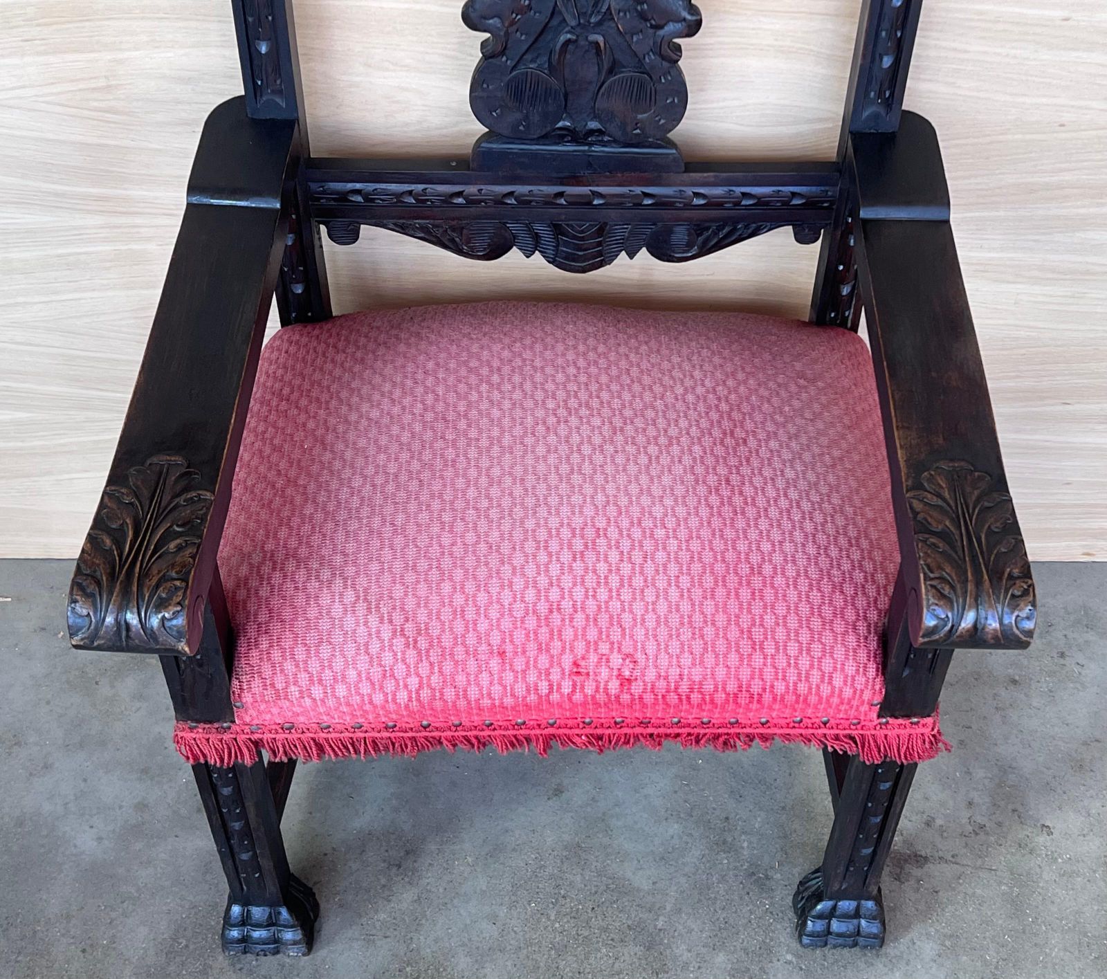 photo furniture Fauteuil d'autel colonial espagnol sculpté, assise en velours rouge et dossier sculpté, XIXe siècle