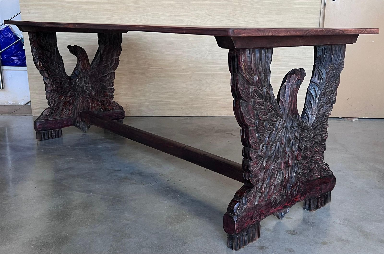 photo vinterior Table à manger ou table centrale, piédestal en noyer sculpté à aigles, début du XXe siècle