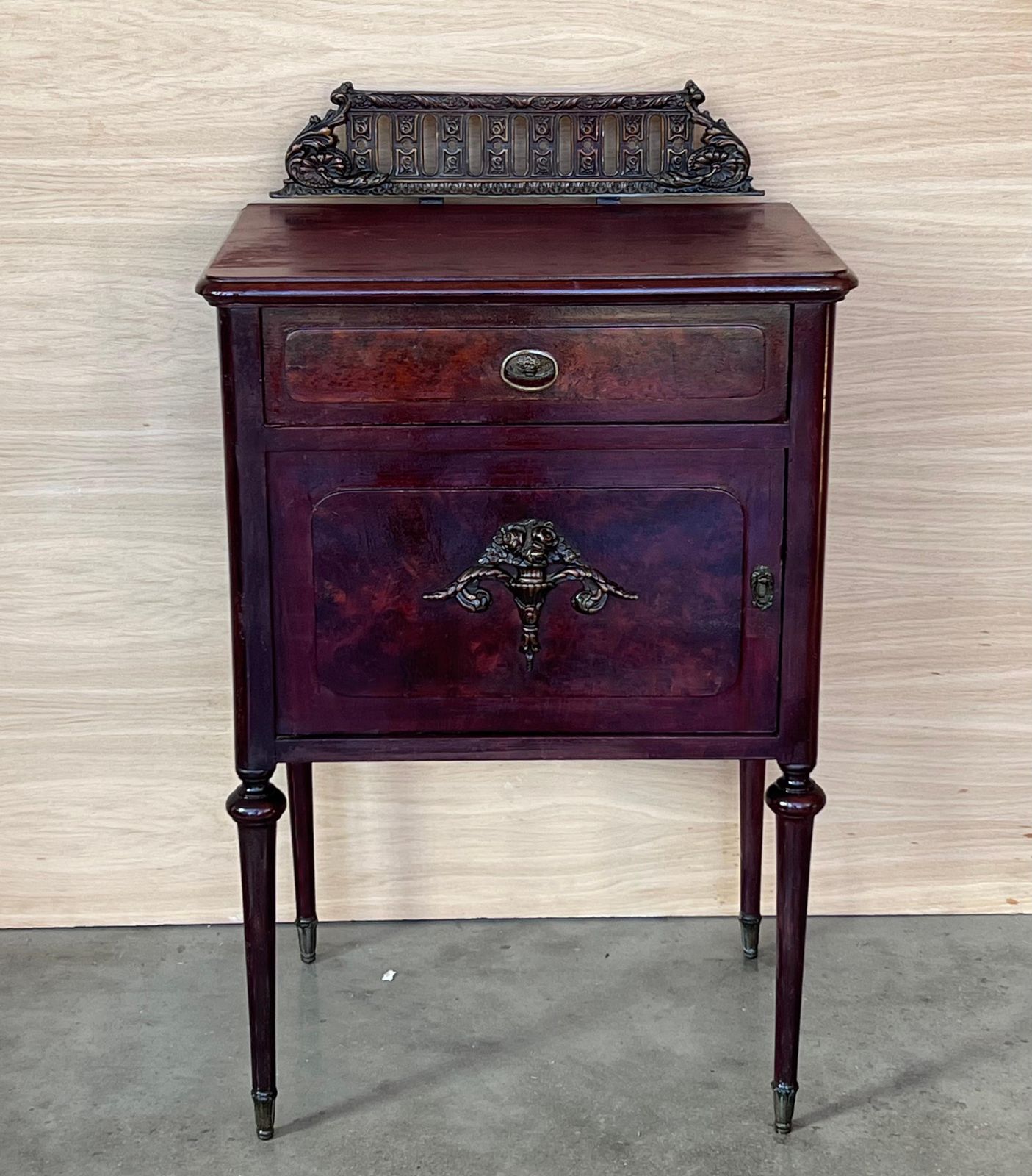 Paire de tables de chevet françaises en acajou, tiroir, porte et crête en bronze photo furniture