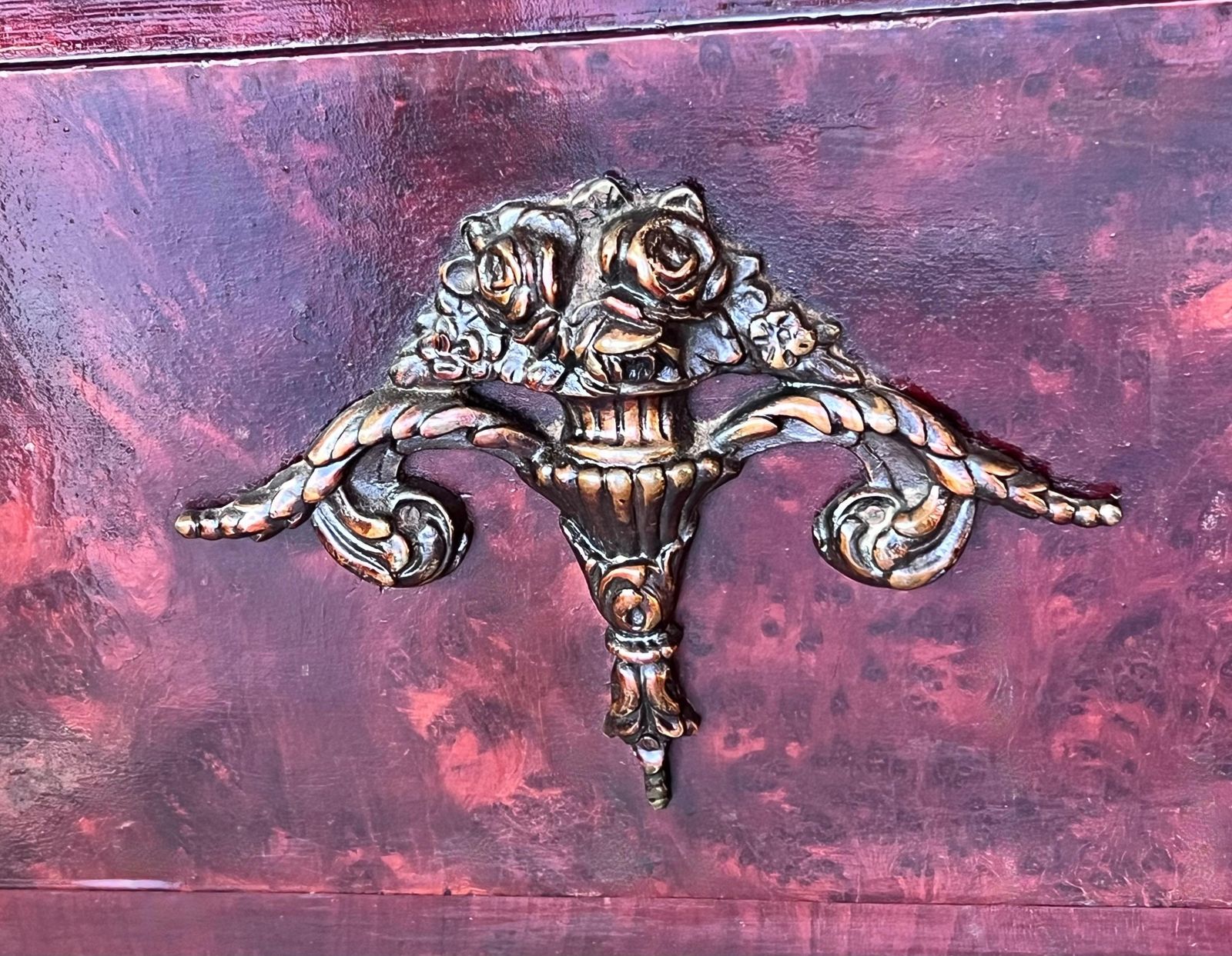 photo for sale Paire de tables de chevet françaises en acajou, tiroir, porte et crête en bronze