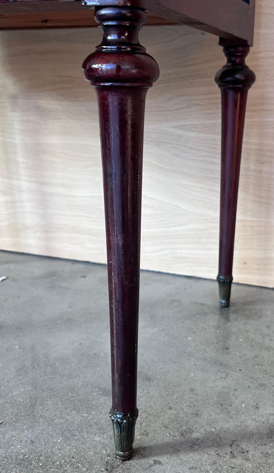 2559.0 Paire de tables de chevet françaises en acajou, tiroir, porte et crête en bronze photo