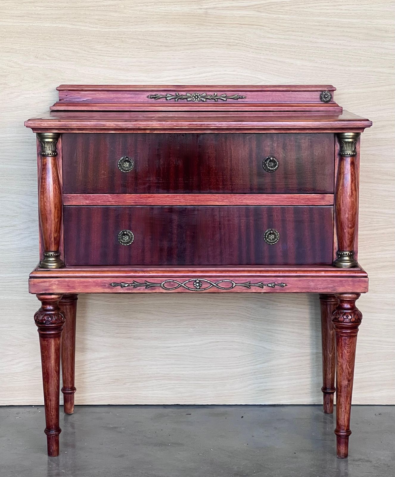 Paire de tables de chevet françaises du XXe siècle, deux tiroirs, en bois rouge framboise photo furniture