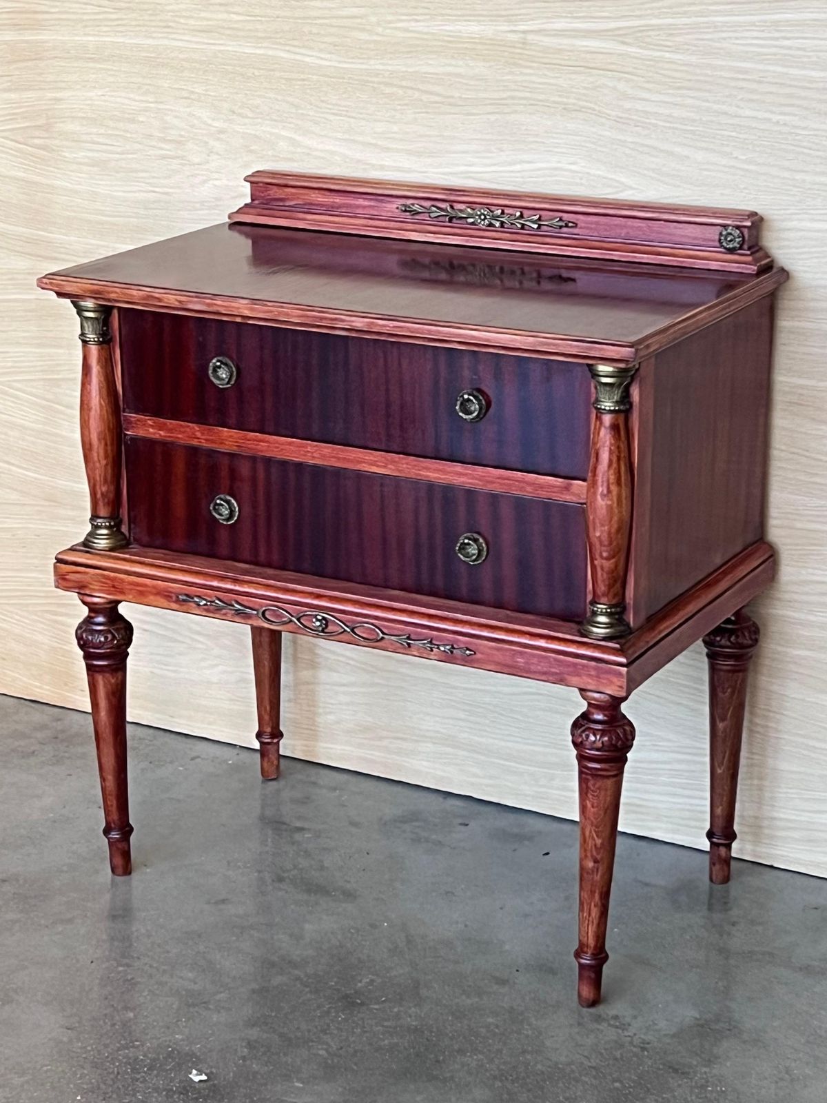 Paire de tables de chevet françaises du XXe siècle, deux tiroirs, en bois rouge framboise photo 2202.0