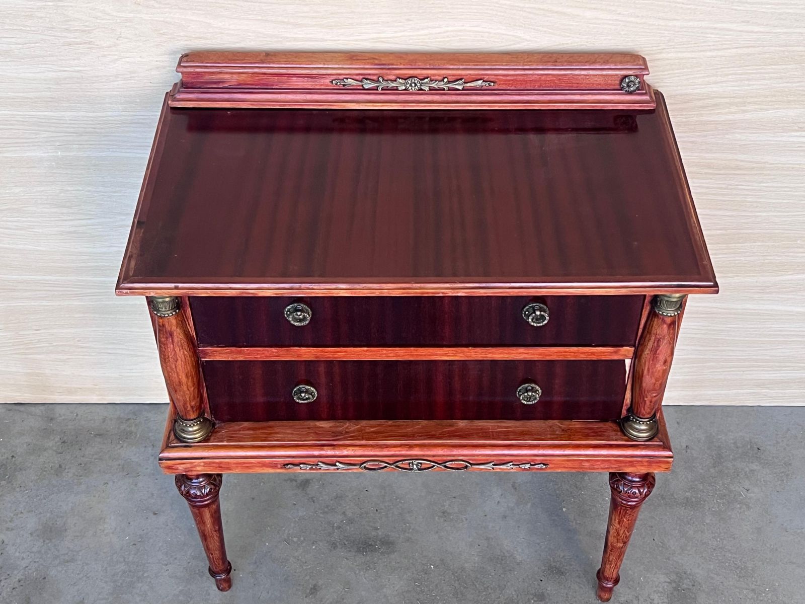 Paire de tables de chevet françaises du XXe siècle, deux tiroirs, en bois rouge framboise photo buy