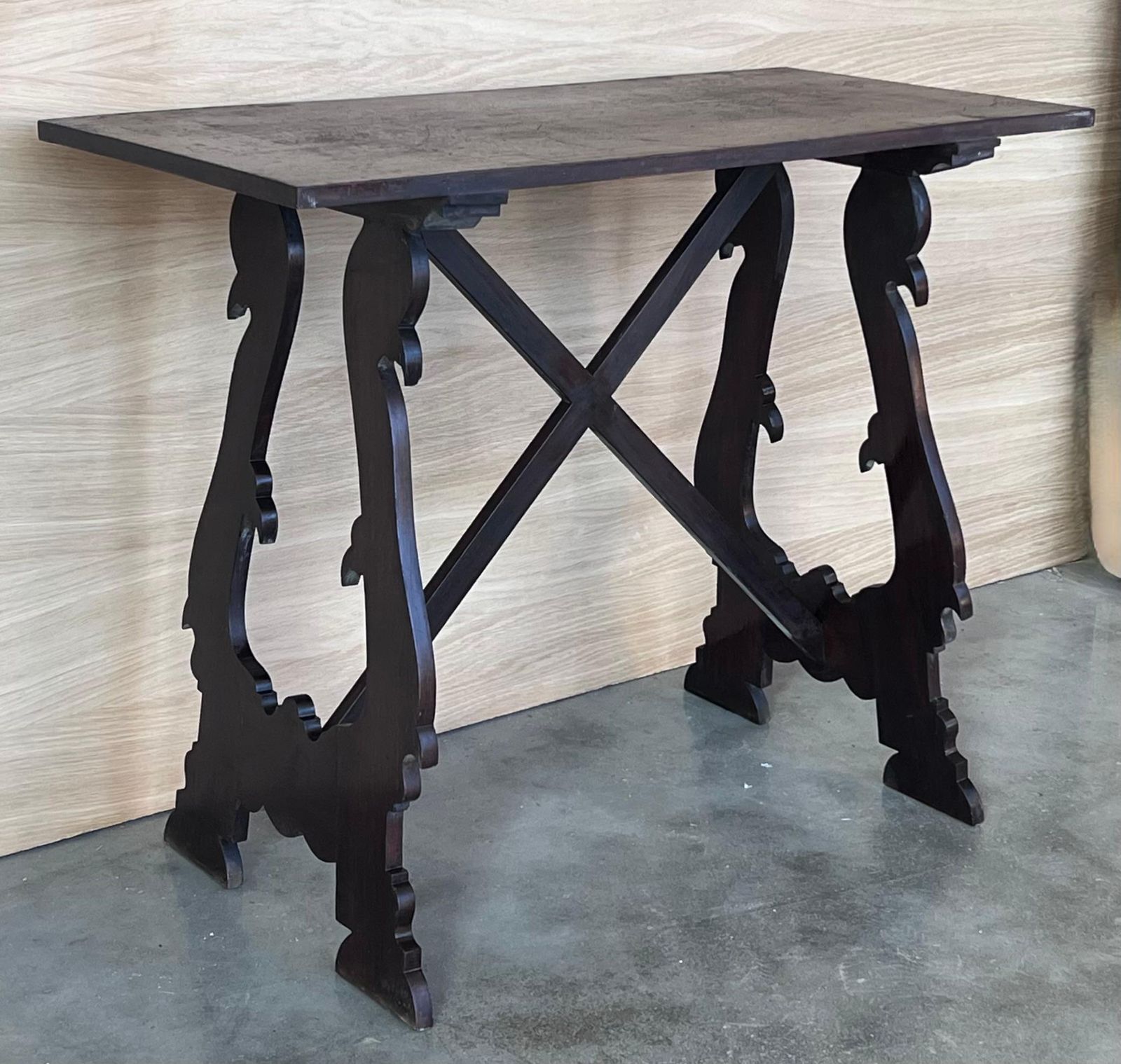 Table d'appoint baroque espagnole ébonisée, pieds en lyre, XIXe siècle photo furniture