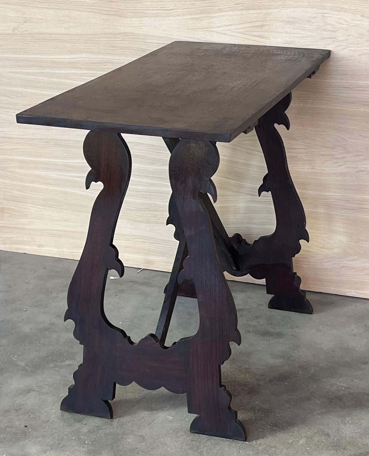 photo furniture Table d'appoint baroque espagnole ébonisée, pieds en lyre, XIXe siècle