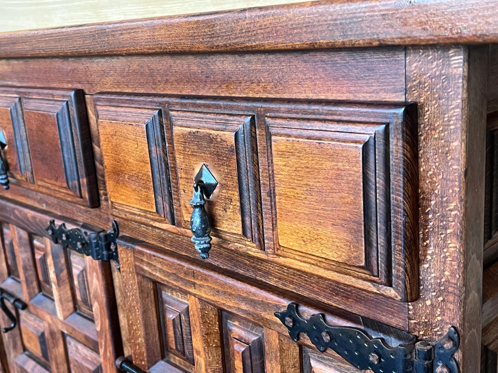 Crédence ou buffet baroque espagnol en noyer sculpté, trois tiroirs, style toscan, XIXe siècle photo buy