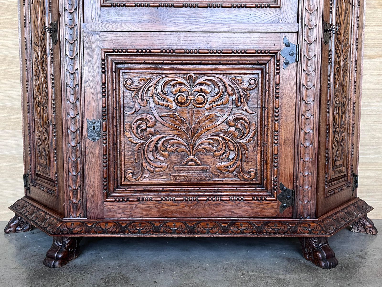 photo furniture Cabinet bar espagnol de style baroque en noyer sculpté, années 1910