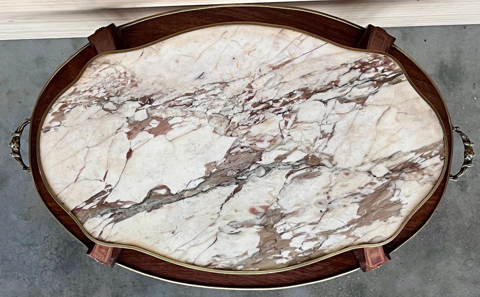 photo furniture Présentoir à dessert français à deux plateaux en acajou, dans le style de Louis XVI