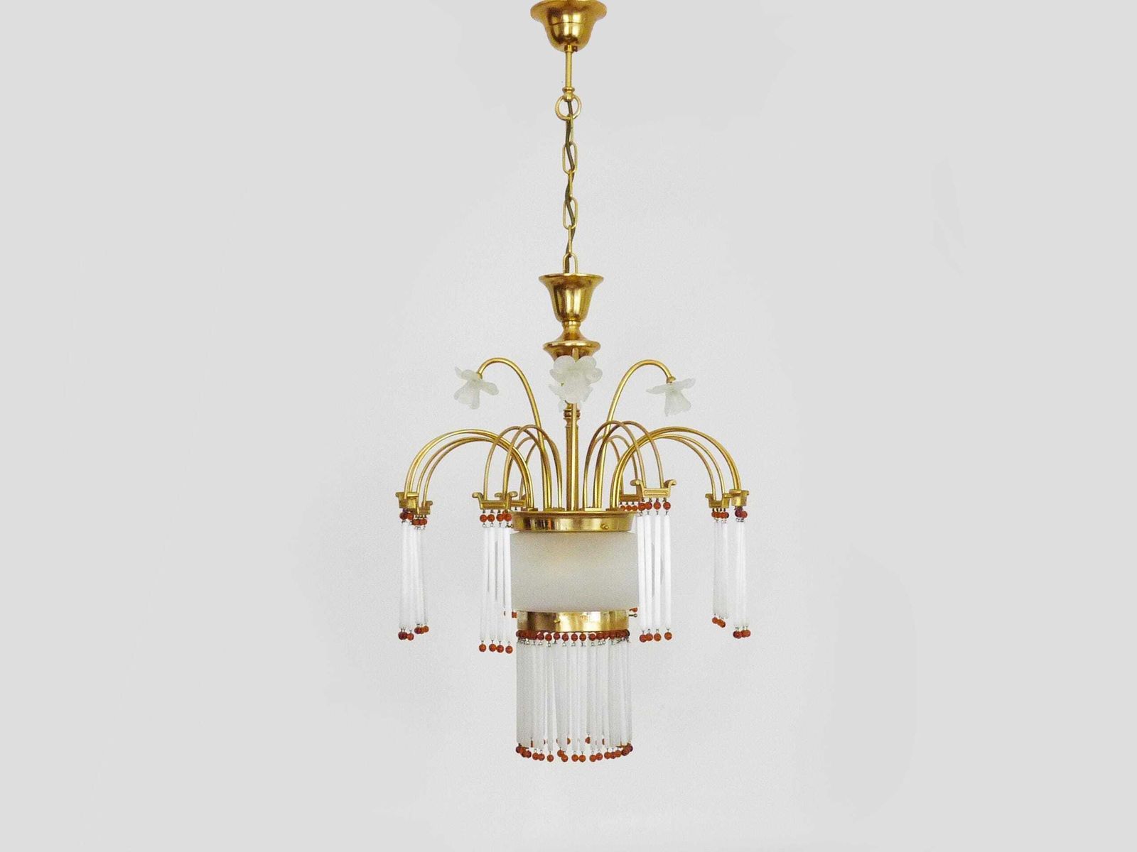 Art Nouveau Stijl Hanglamp In Messing Met Hangers En Glazen Bol Met 3 Lichtpunten. Italië Jaren 70–80