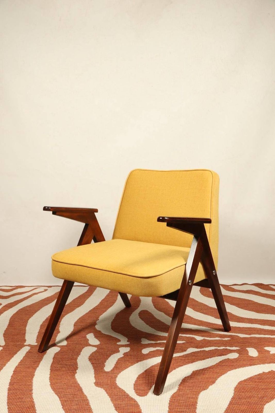 Vintage fauteuil, mid-century design, gele pluche bekleding, Scandinavisch houten frame, jaren 1960