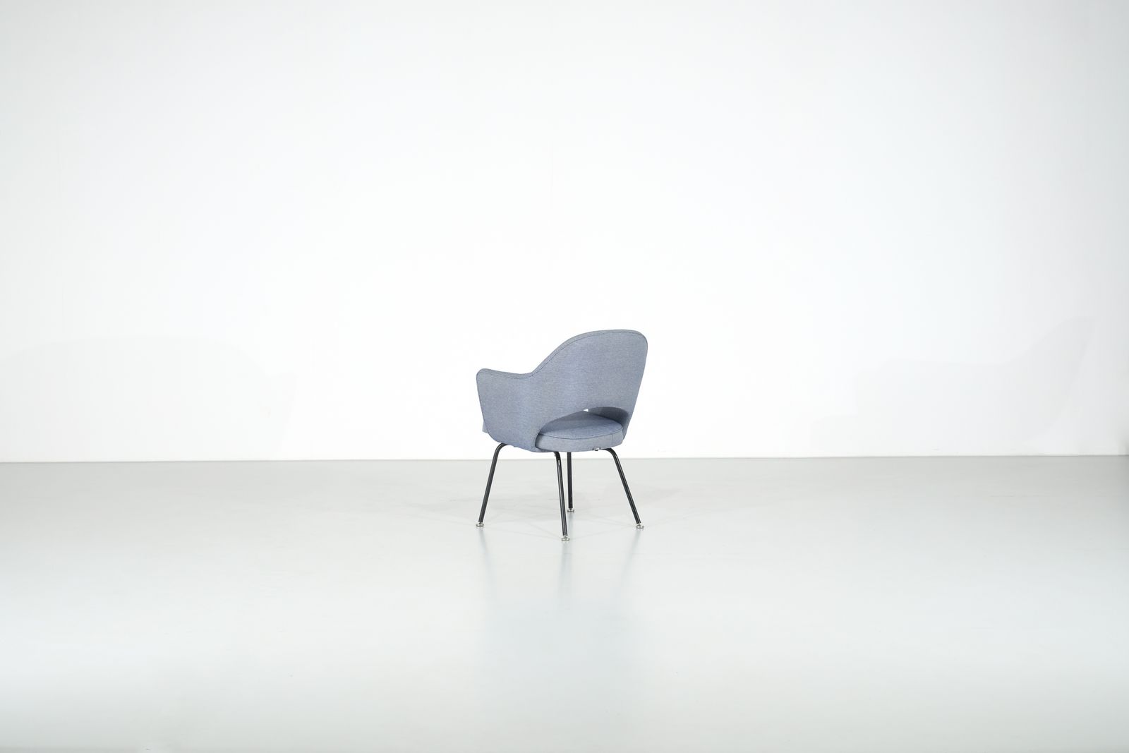 photo vintage Armchair "Conference" By Eero Saarinen Produced By Knoll For Ibm, USA 1957.