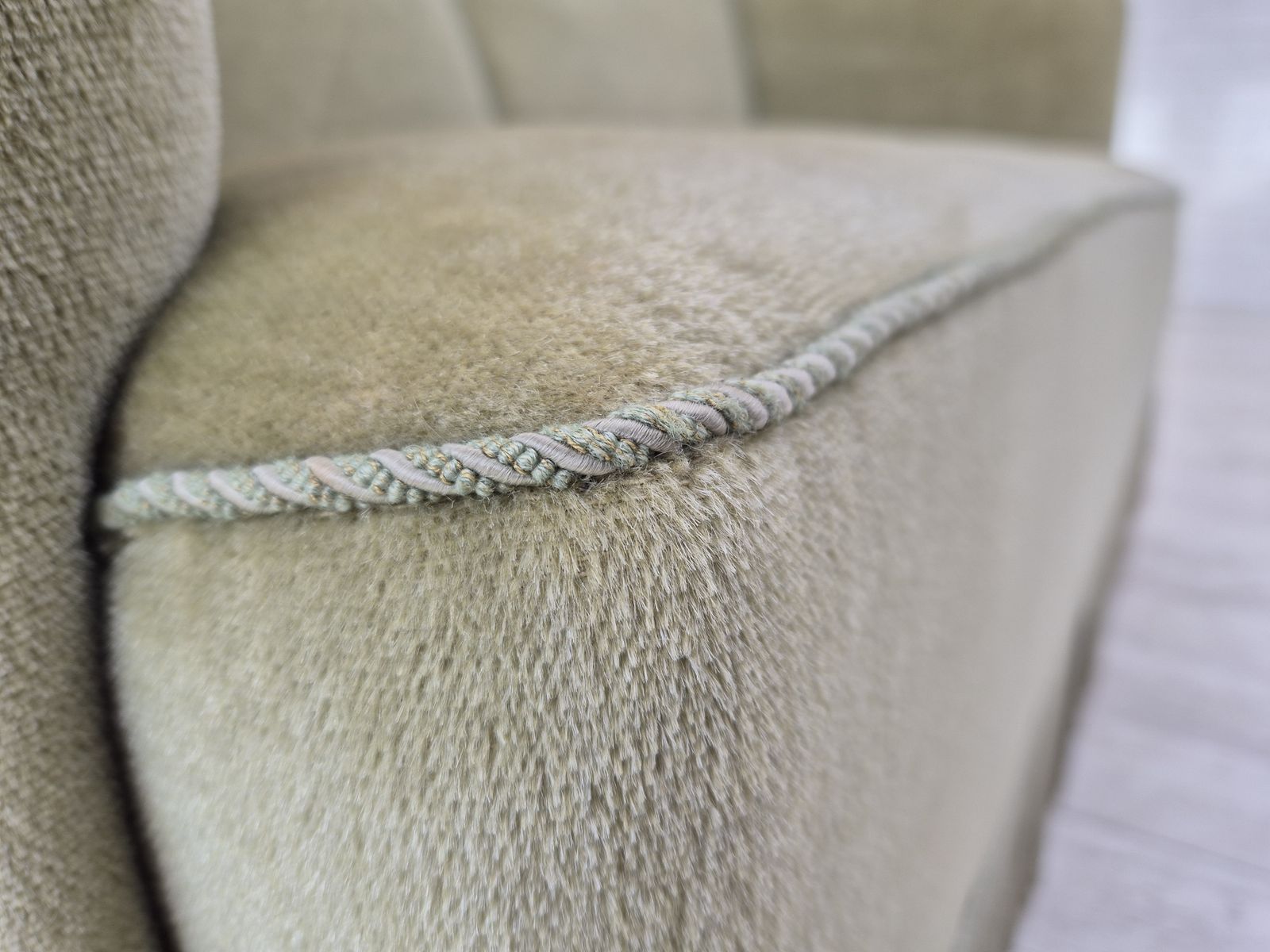 photo vintage 1960s, Danish 2 Seater Sofa, Original Condition, Green Furniture Velour.