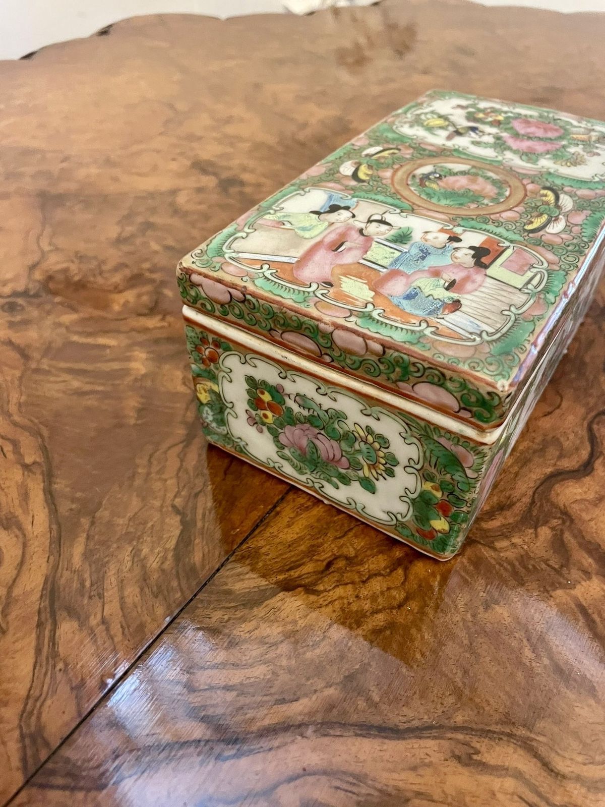 photo furniture Antique 19th Century Quality Chinese Famille Rose Canton Lidded Pen Box