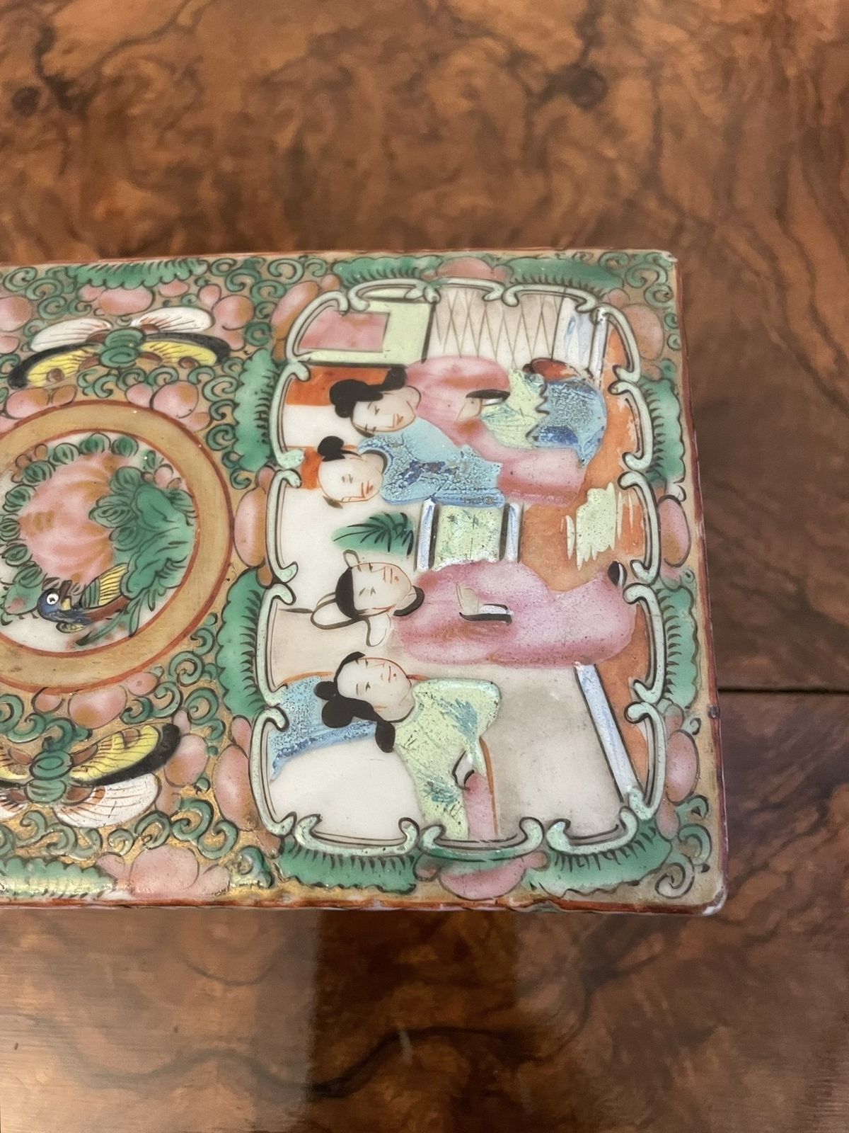 photo vinterior Antique 19th Century Quality Chinese Famille Rose Canton Lidded Pen Box