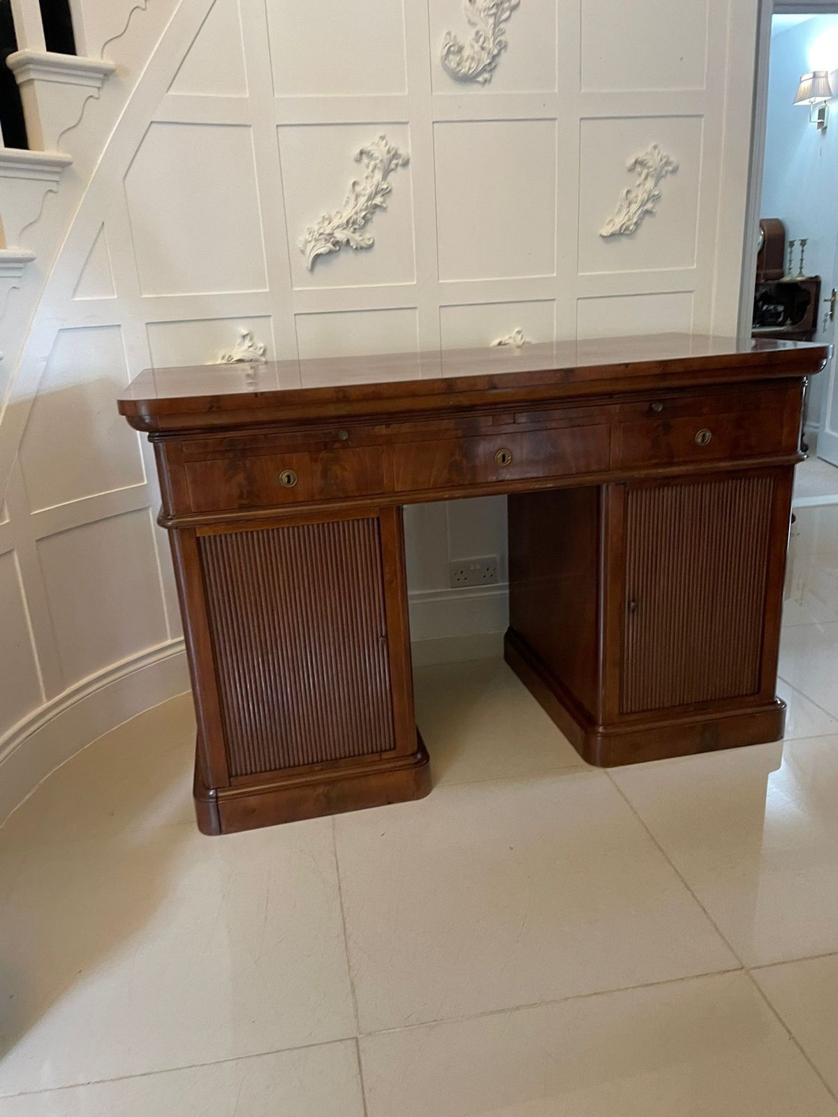 photo furniture Unusual Antique 19th Century Quality Figured Mahogany Kneehole Architects Desk