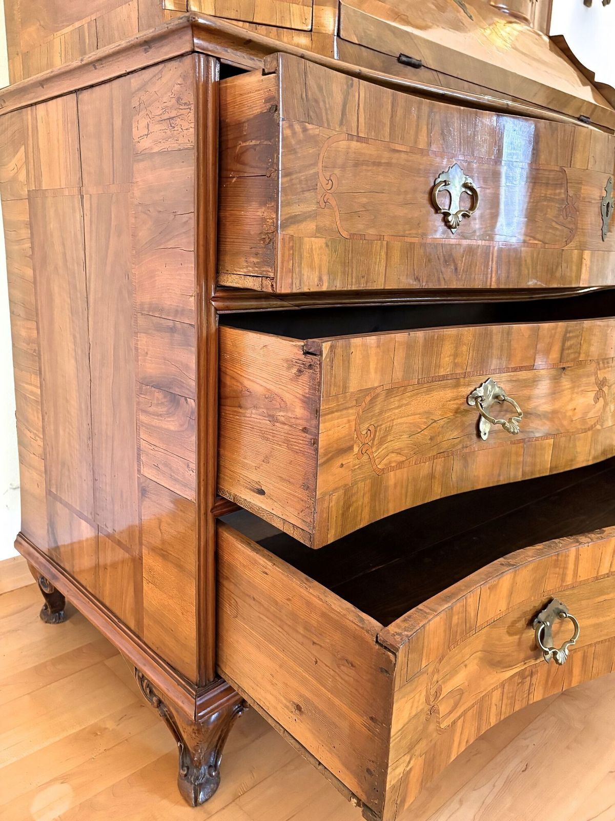photo vintage 18th Century Austrian Baroque Secretaire/ Bureau Cabinet, Nutwood, At Ca. 1770