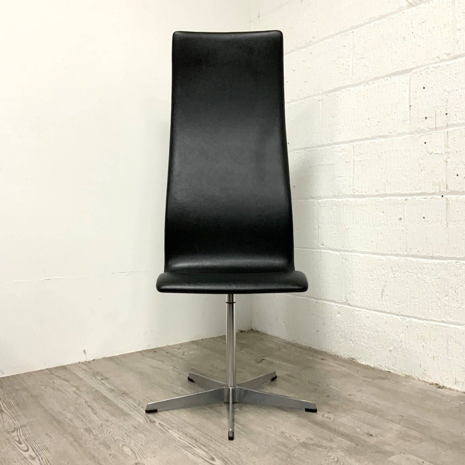 An Early 1960s Oxford Chair By Arne Jacobsen For Fritz Hansen Danish  / 1 photo vinterior