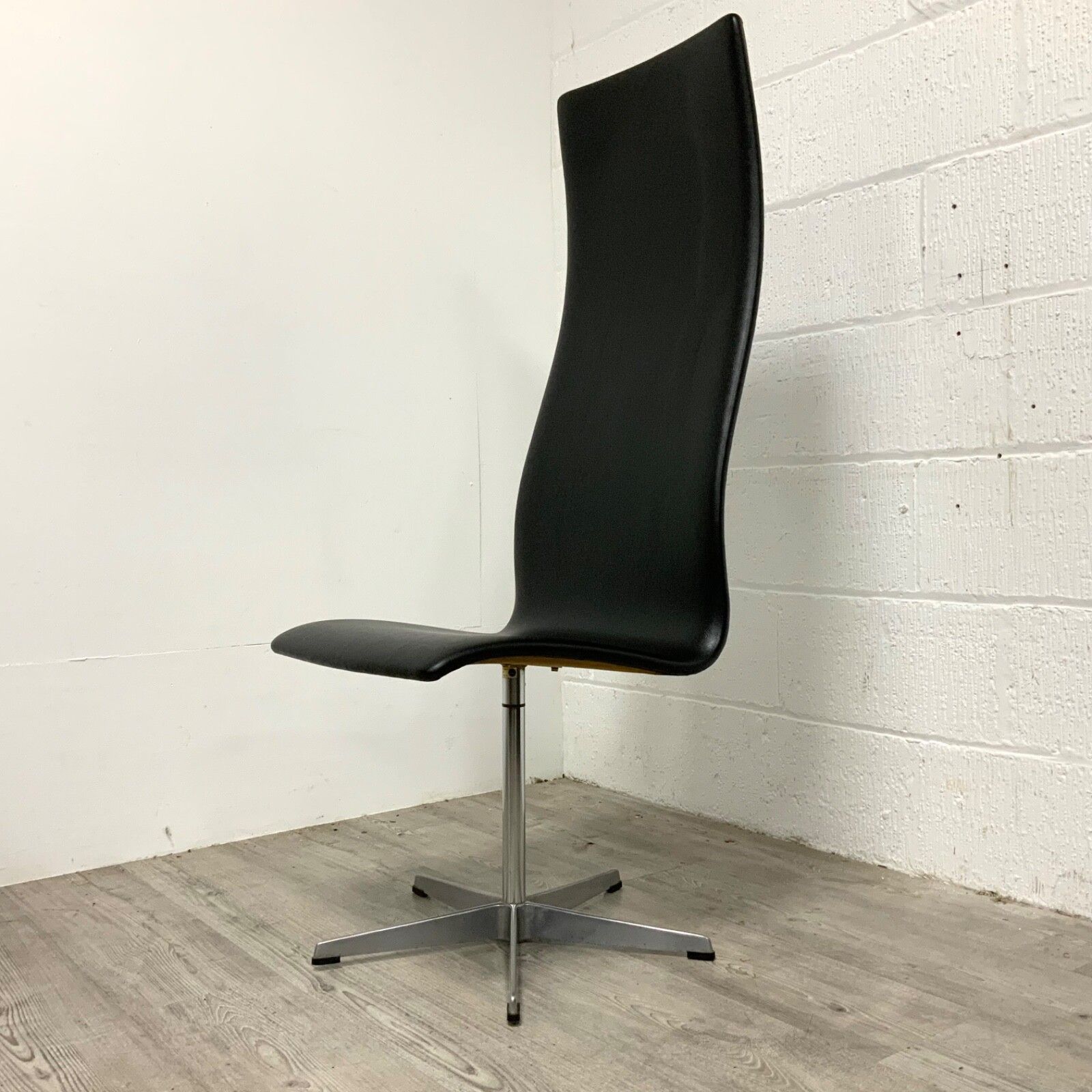 An Early 1960s Oxford Chair By Arne Jacobsen For Fritz Hansen Danish  / 2 photo buy