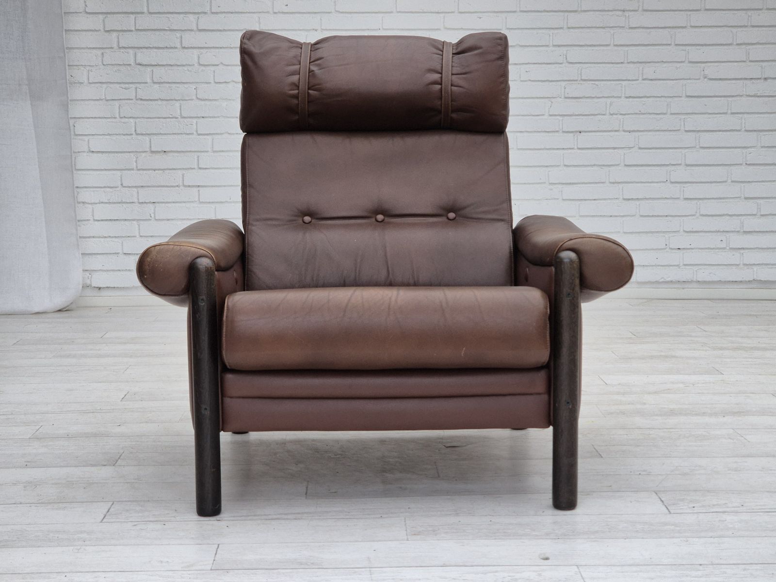 Ca. Jaren 1970, Deense Fauteuil, Meubelleer, Donker Eikenhout. photo furniture