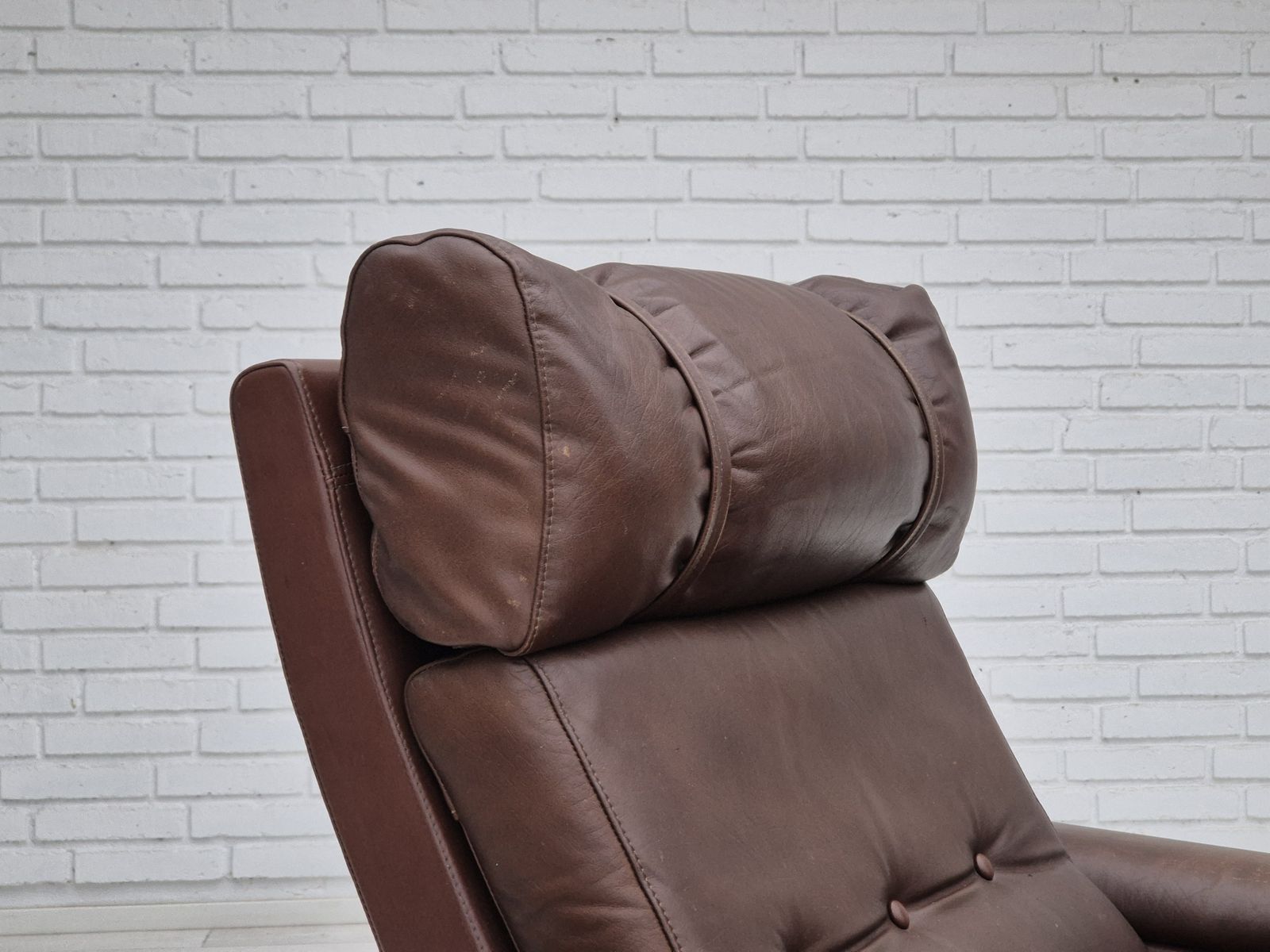 photo vintage Ca. Jaren 1970, Deense Fauteuil, Meubelleer, Donker Eikenhout.