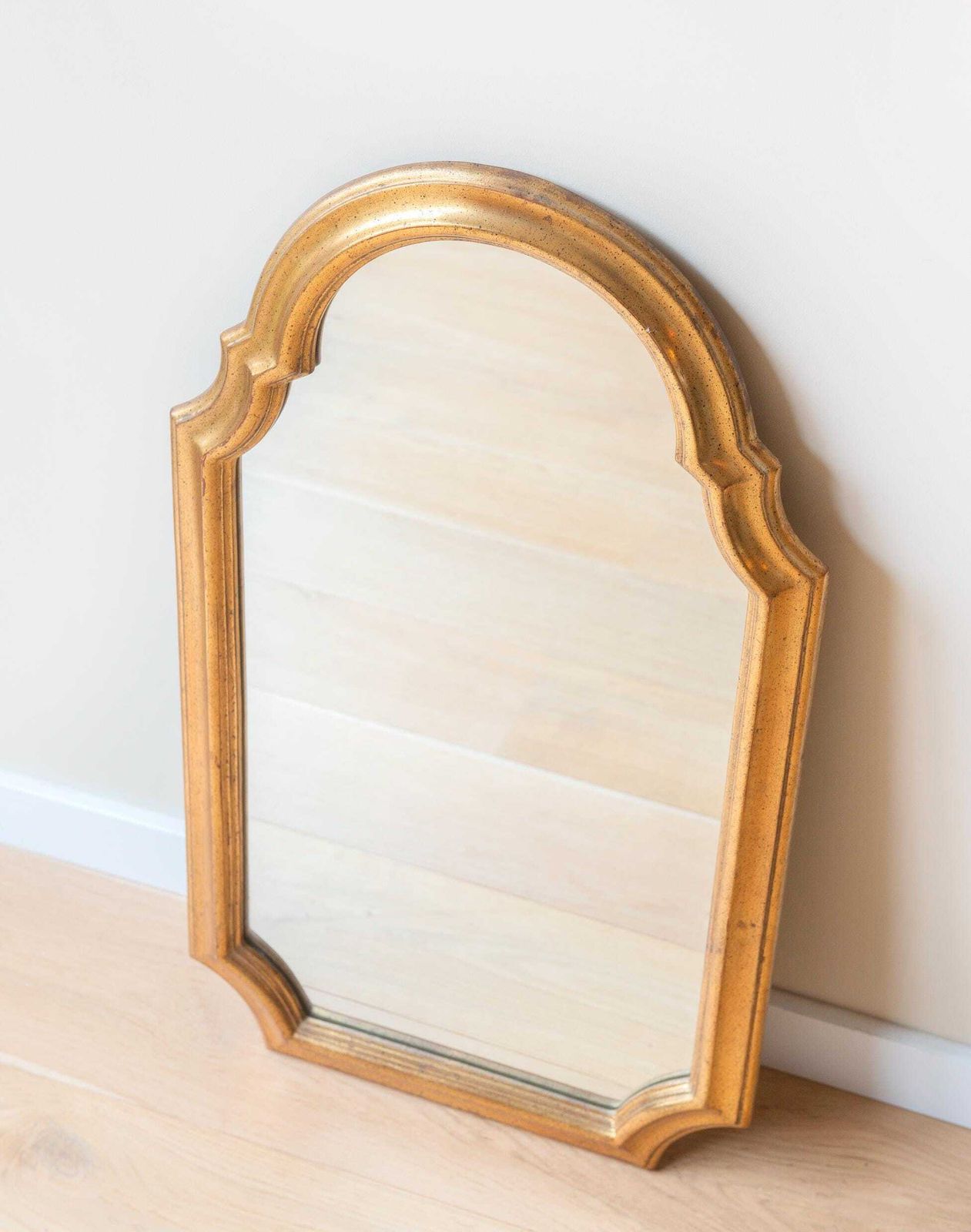 Grote Belgische spiegel, geschulpte vergulde wandspiegel, Deknudt, klassieke houten boogvorm, Hollywood Regency, gemaakt in België photo furniture