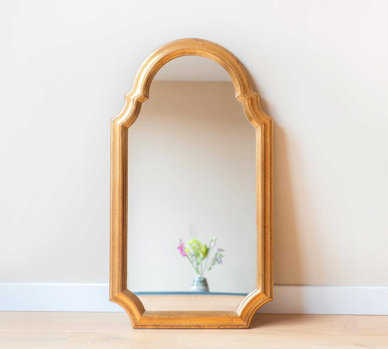 Grote Belgische spiegel, geschulpte vergulde wandspiegel, Deknudt, klassieke houten boogvorm, Hollywood Regency, gemaakt in België photo Woonaccessoires