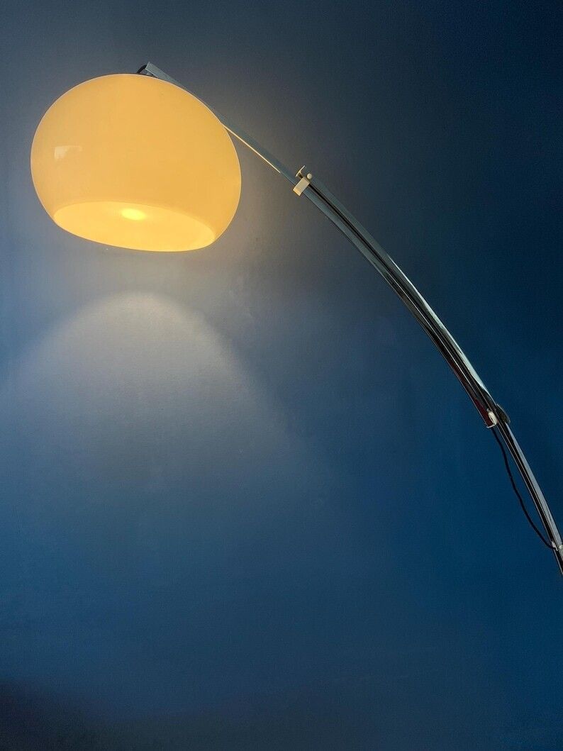 Italiaanse Mid Century Goffredo Reggiani Booglamp Met Witte Plexiglazen Kap photo for sale