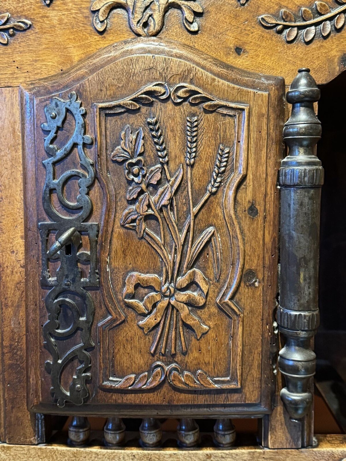 18th Century French Carved Walnut Panetiere With Turned Finials photo 850.0