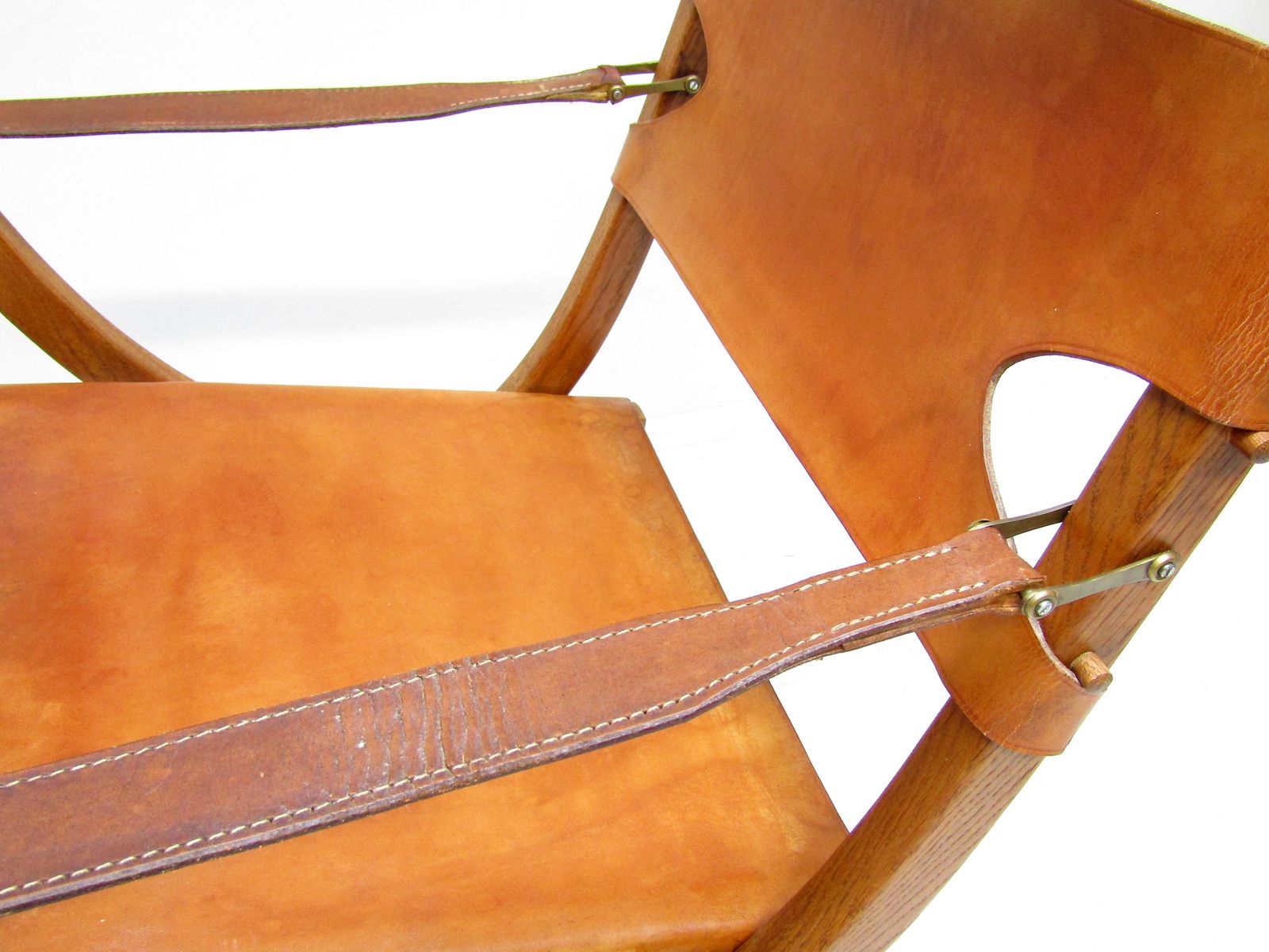 photo vinterior Two 1950s Danish Safari Chairs In Oak & Hide Leather By Poul Hundevad