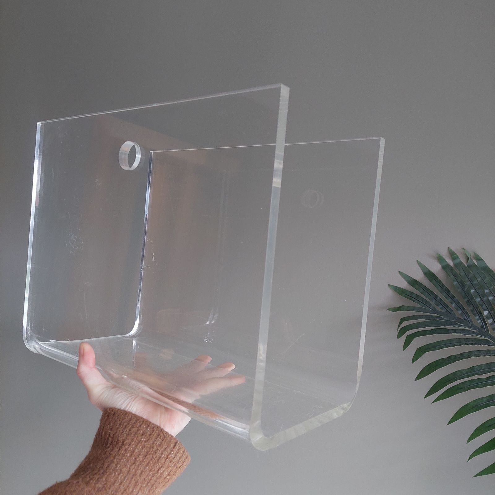 Mid Century  Lucite Acrylic Glass Magazine Rack Plexiglass Holder, 70s photo vinterior
