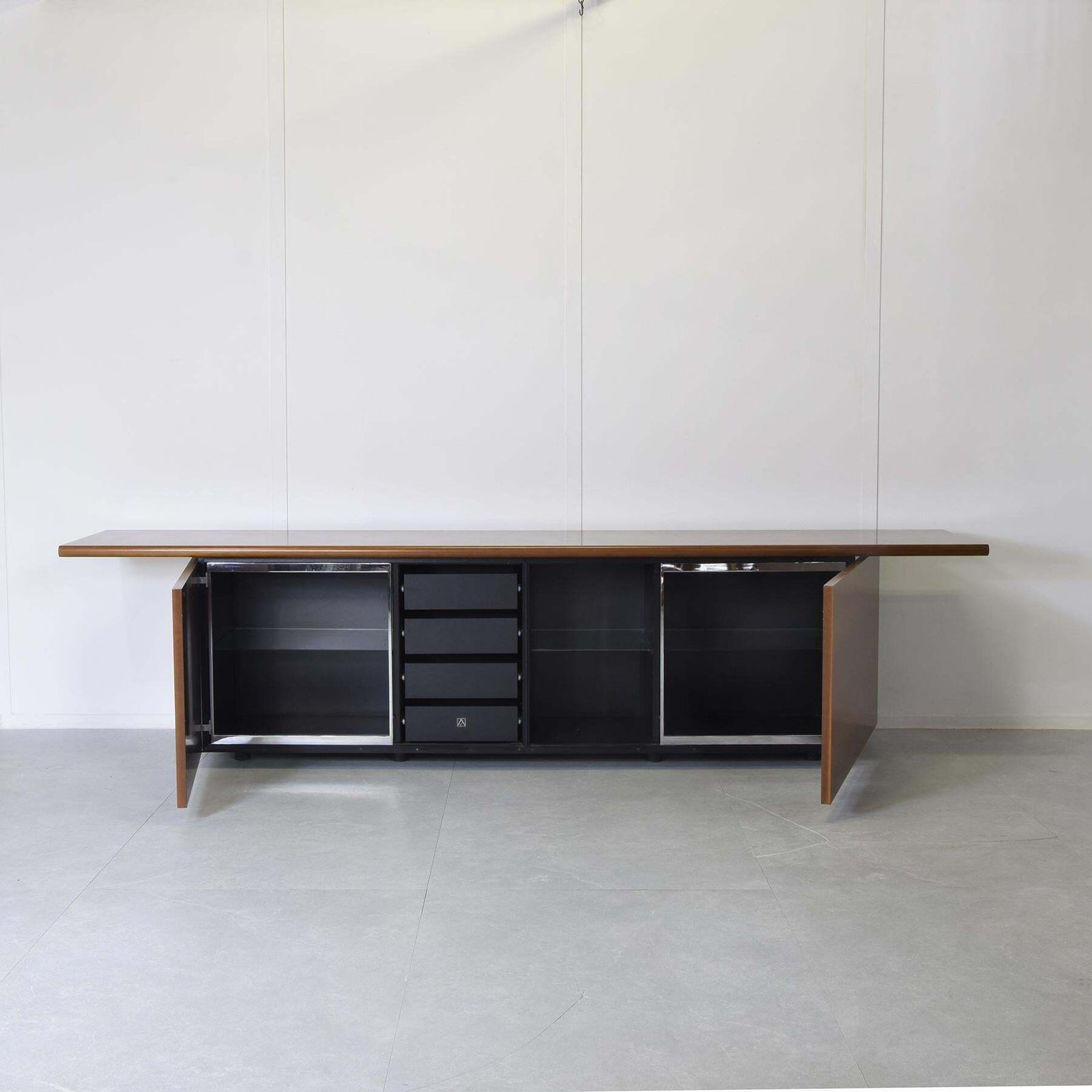 Giotto Stoppino Ludovico Acerbis Sheraton Sideboard 1980s. photo vinterior