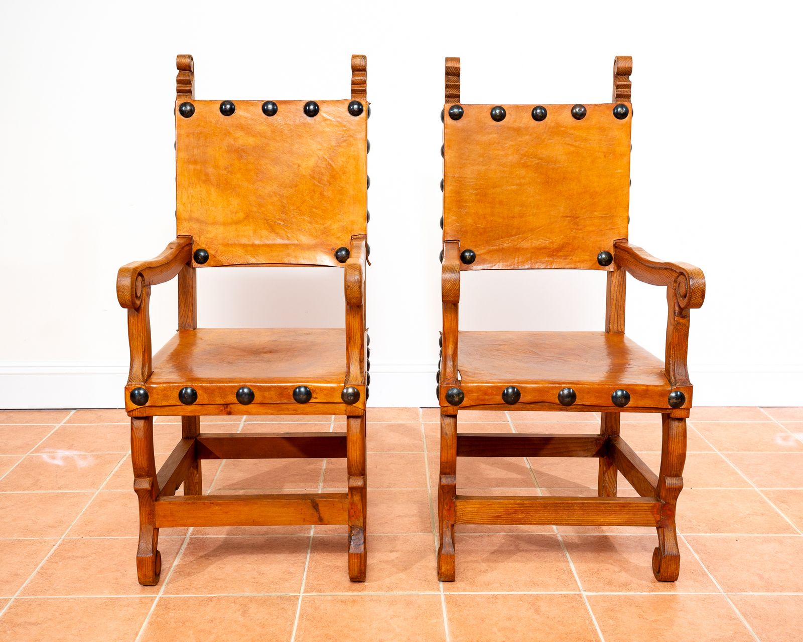 photo vintage Pair Of Large Tan Leather Throne Chairs Spanish Colonial Baroque Style Mexican Studded Vintage Pine Hall Marriage Wedding Carver Dining Armchairs