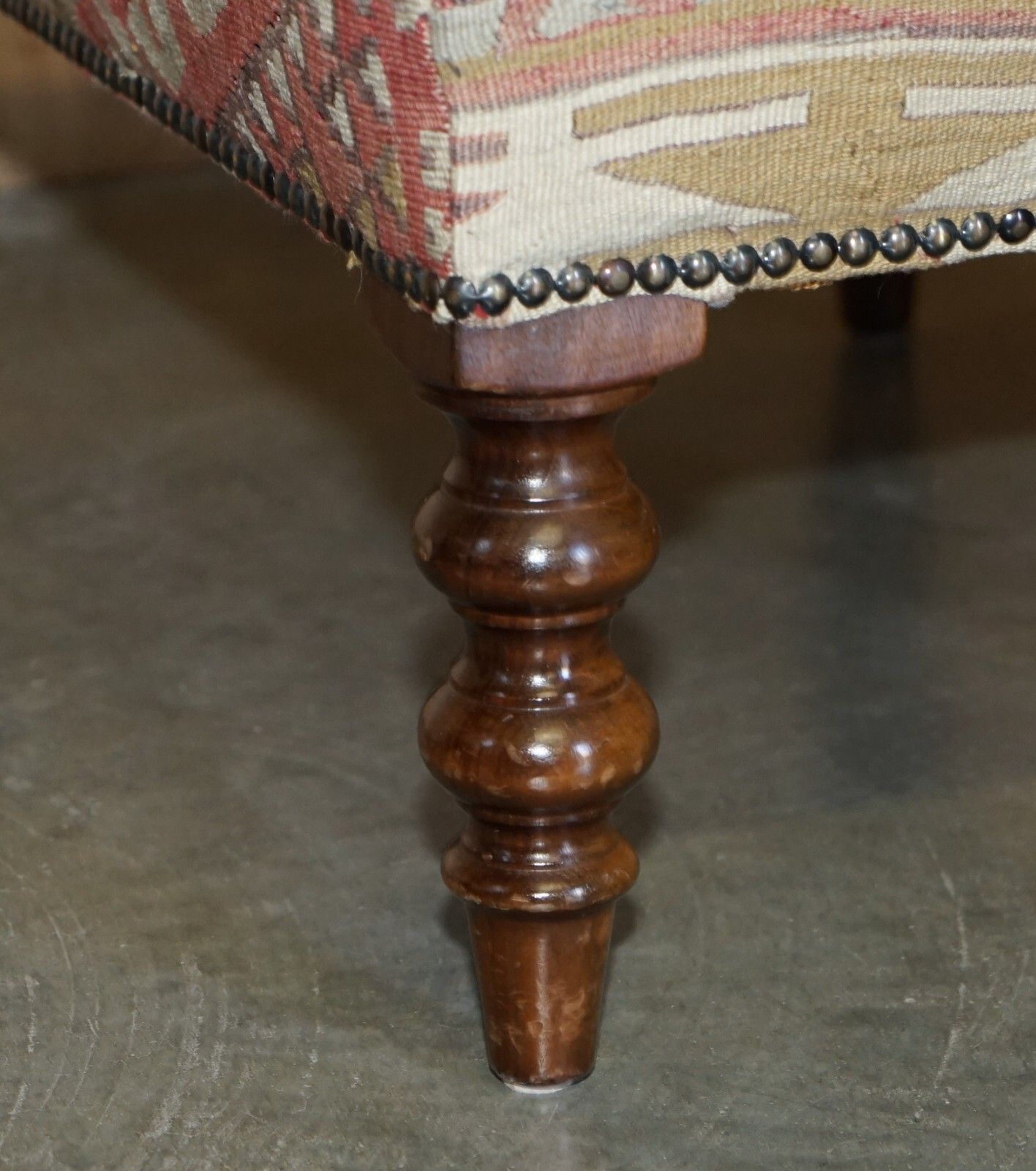 photo vintage Original Vintage George Smith Kilim Upholstered Foorstool For 2 People To Share