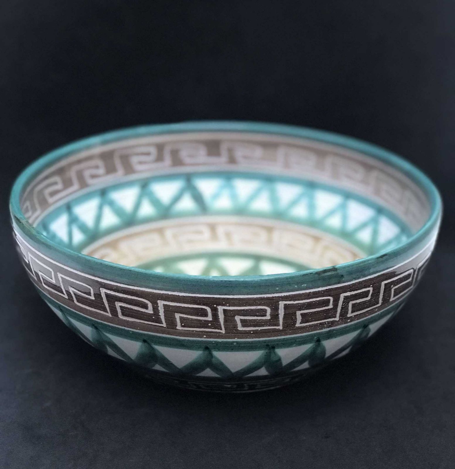 photo for sale Robert Picault Studio Pottery Schaal Grote Slakom Jaren 1950 Vintage Frans Vallauris Groen Bruin Grafisch Raster Franse Faience Opvangschaal