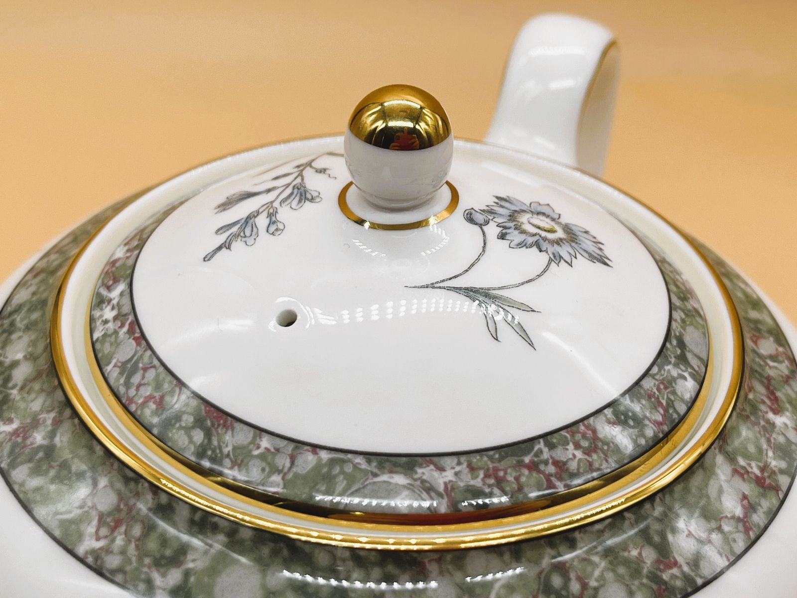 photo furniture Vintage Wedgwood China Humming Birds Design 2 Pint Capacity Teapot.