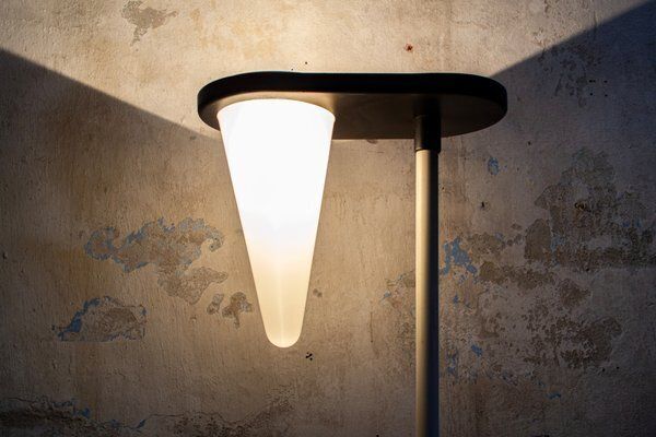 Halogeenvloerlamp Met Glazen Kegel En Gelakt Metaal, Italië, Jaren 1970 photo for sale