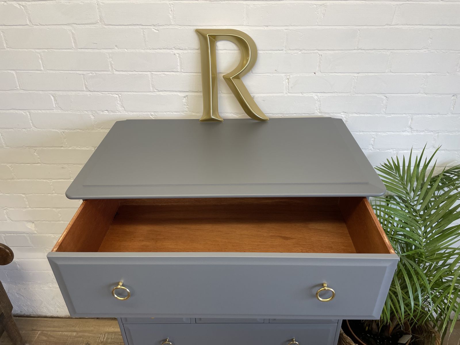 1370.0 Stag Minstrel Tallboy And Pair Of Narrow Bedsides Painted Grey photo
