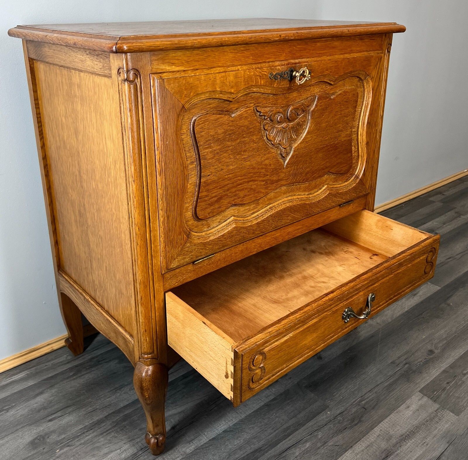 photo vintage Amazing  Sideboard / Cabinet / Cupboard  Vintage French Louis XIV (Lot 3545)