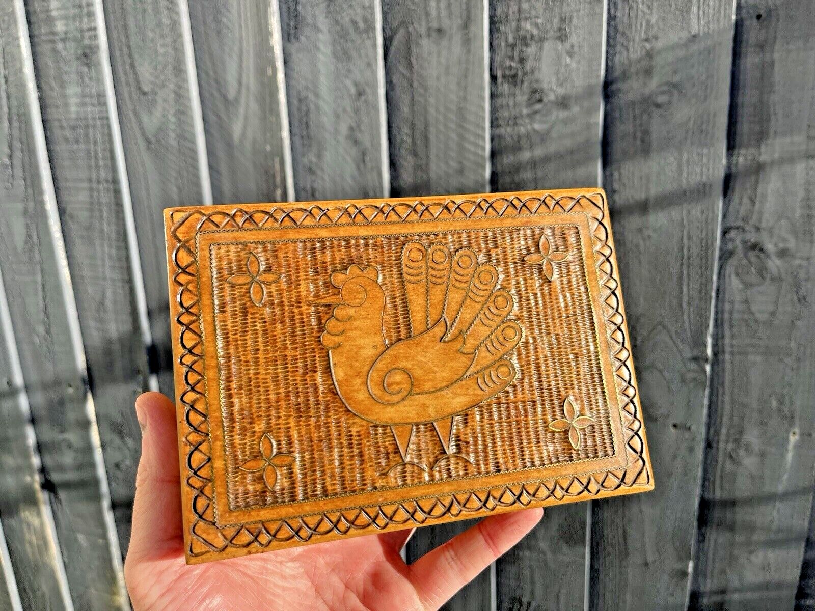 photo vintage Antique Hand Carved Wooden Chicken Rooster Hen Brass Inlaid Folk Art Box Scandi