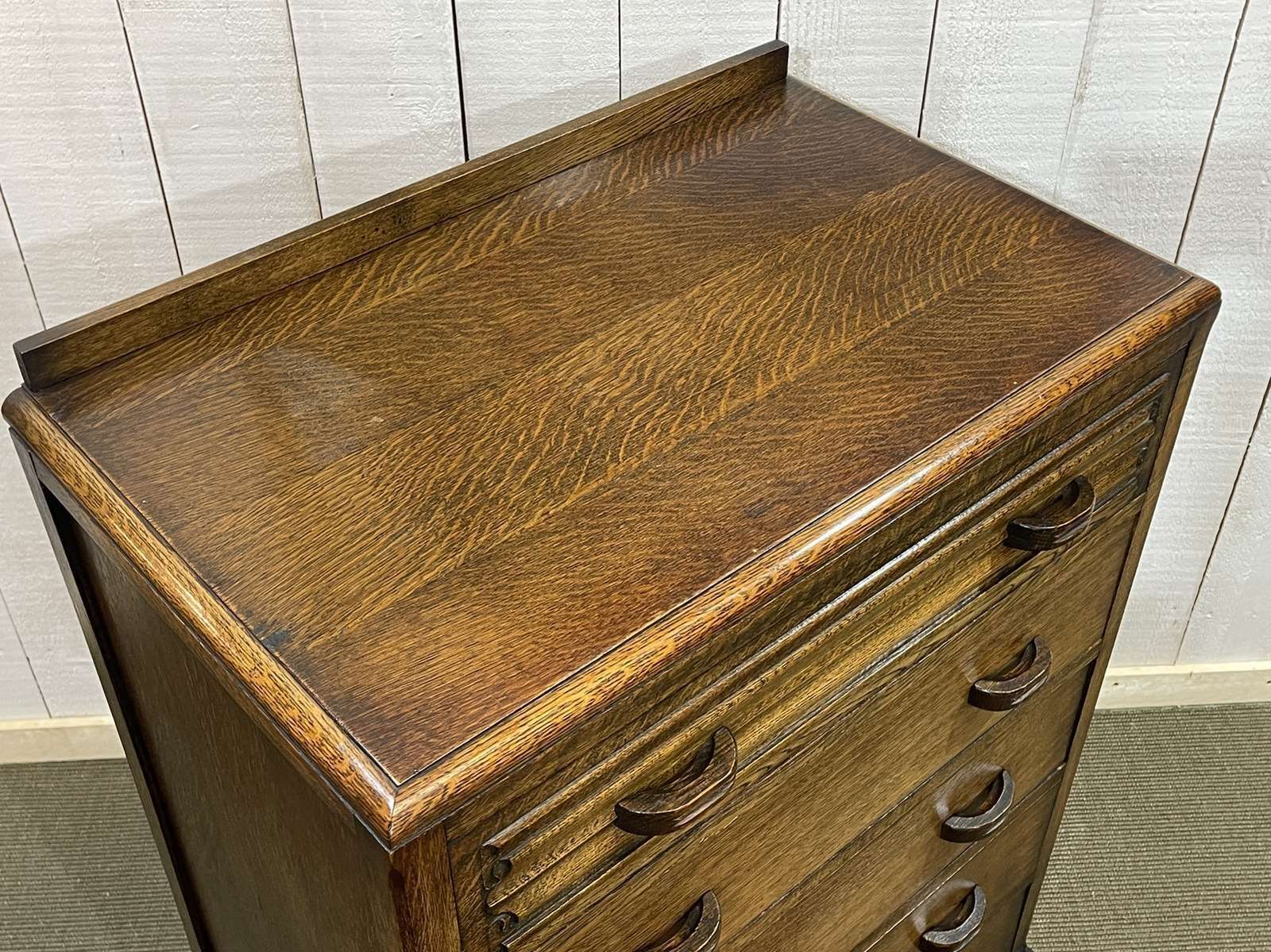 photo vinterior English Art Deco Chest Of Drawers In Oak From The 1950s