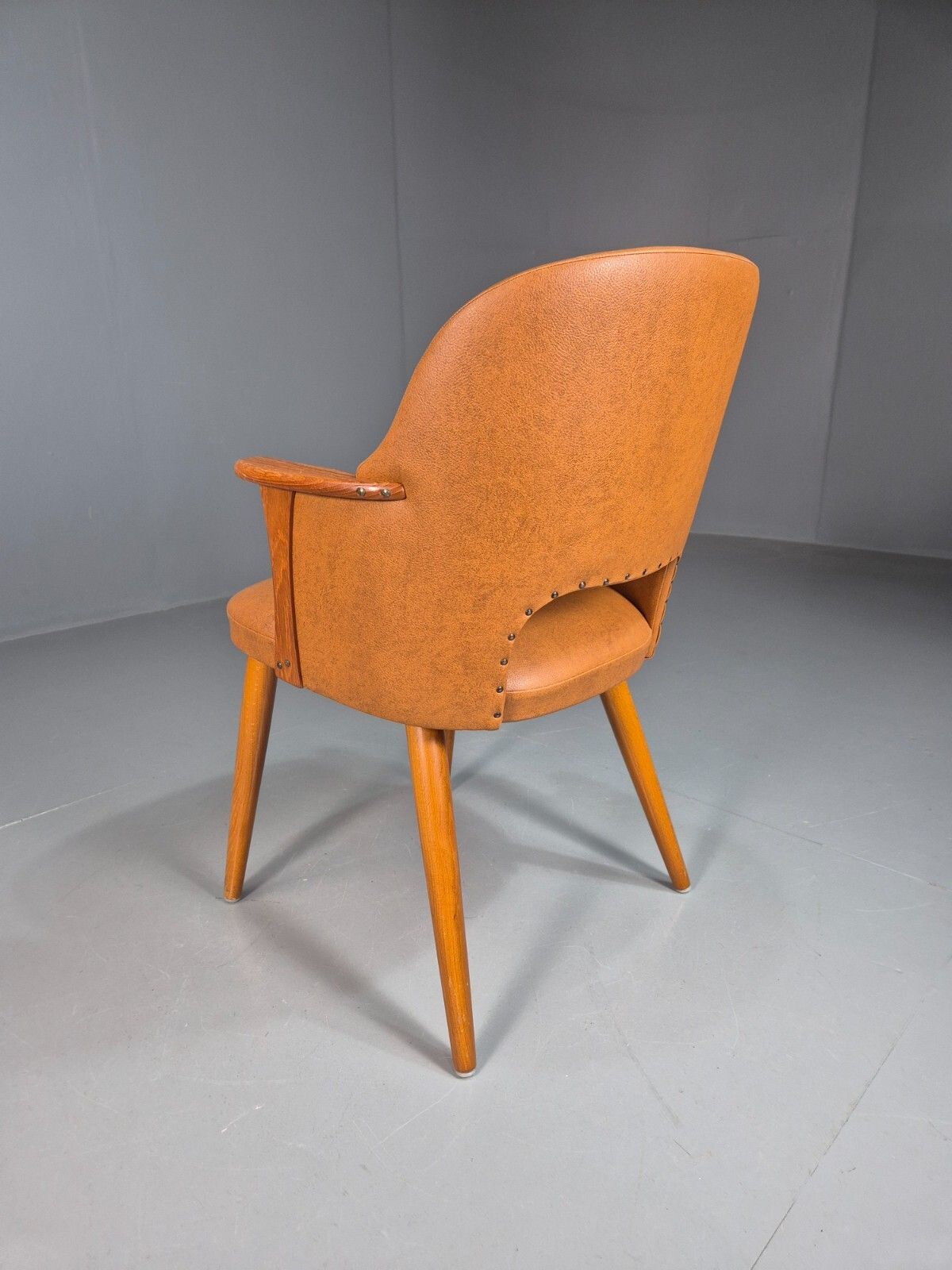 photo furniture Vintage Danish Tan Vinyl And Beech Arm Chair Eb7764 Mnor
