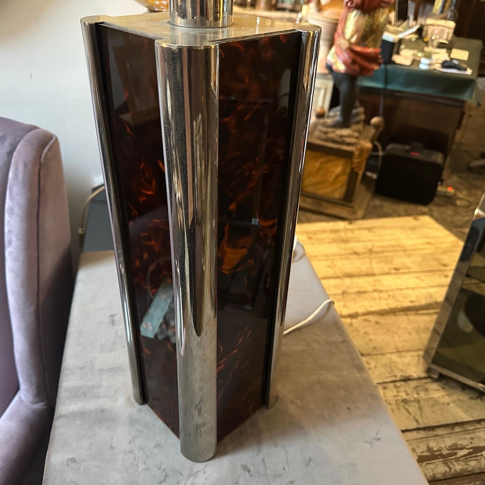 photo vinterior 1970s Mid Century Modern Fake Tortoiseshell Lucite And Silver Plate Table Lamp
