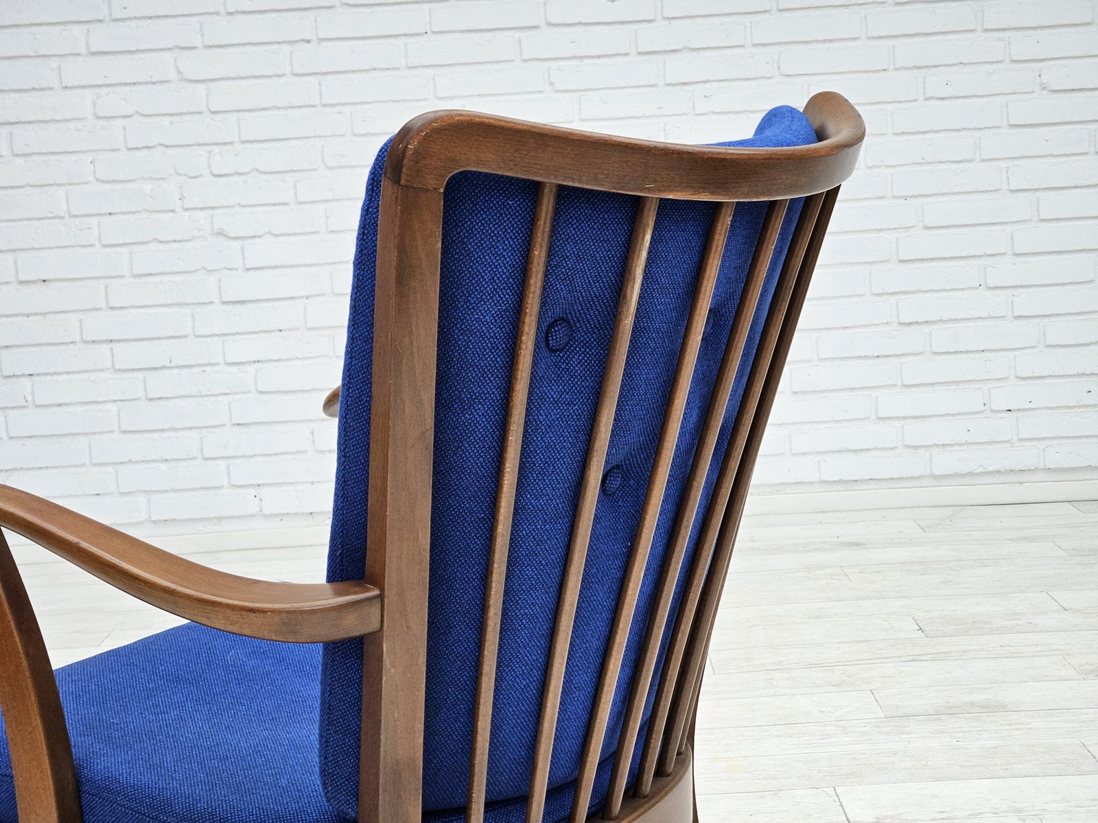 photo vintage 1960s, Danish Easy Armchair By Fritz Hansen, Wool Fabric, Beech Wood.