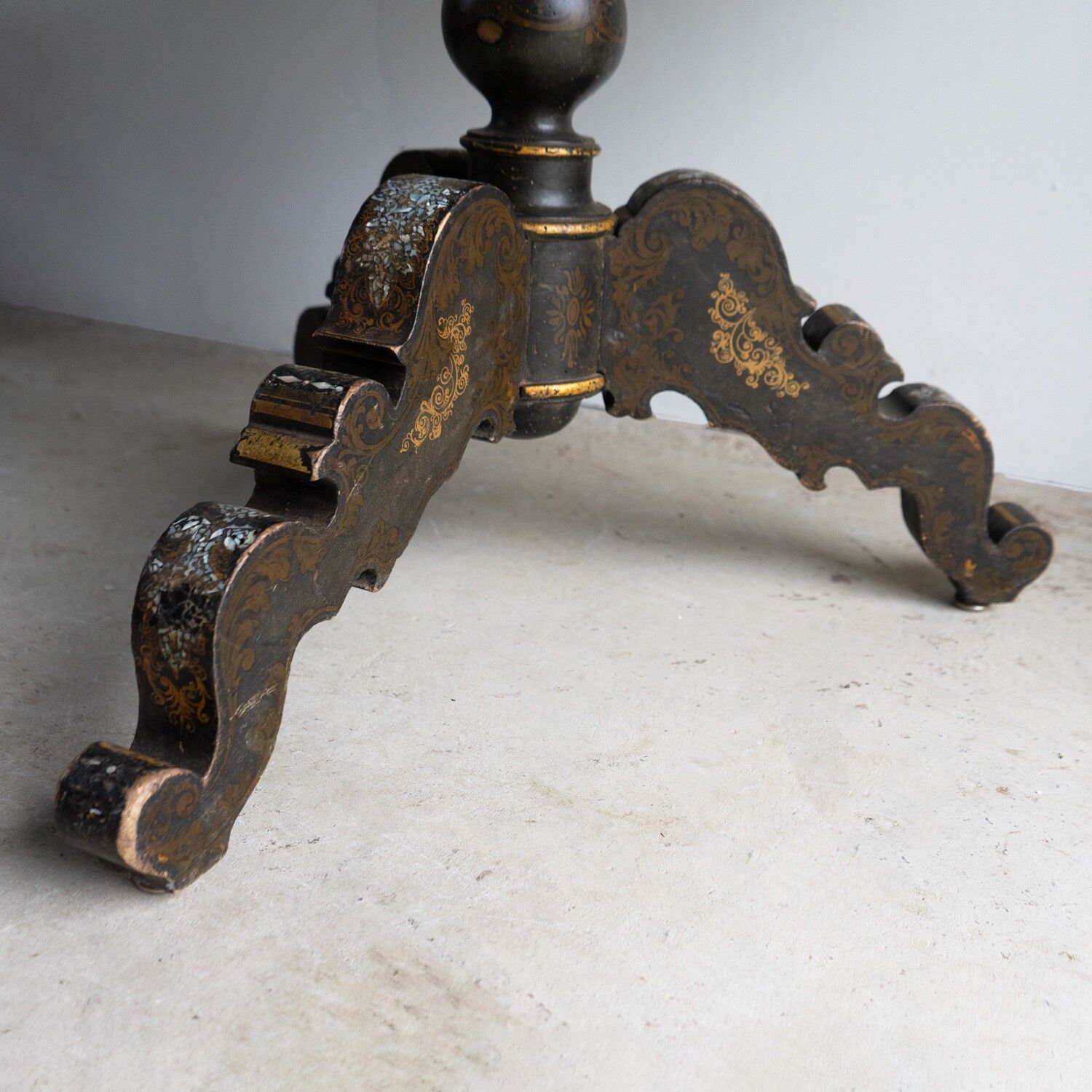 photo vinterior Antique French Napoleon III Lacquered Pedestal Table, Inlaid Hand Painted 19th C