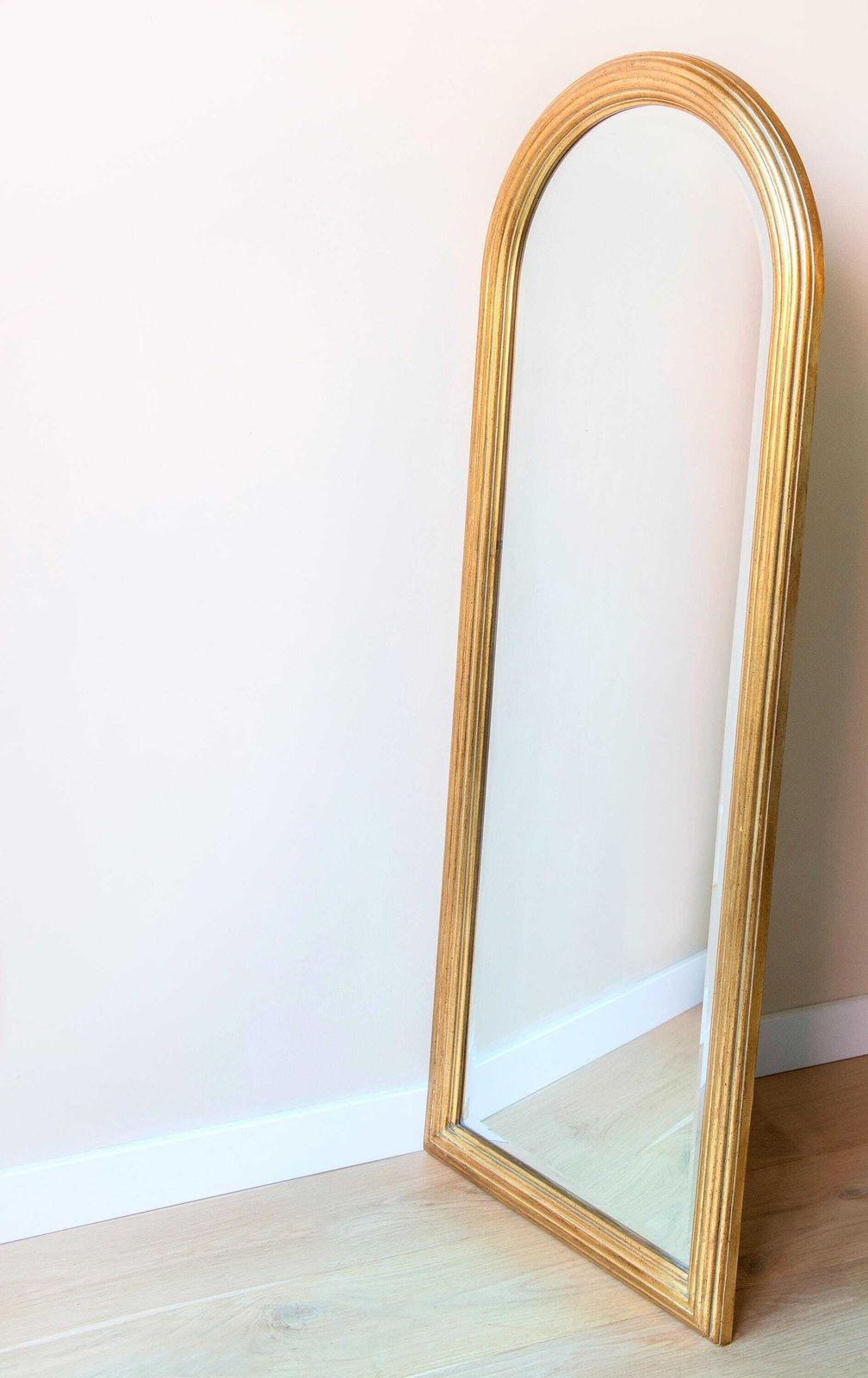 Hoge Gouden Boogvormige Spiegel, Hollywood Regency, Wandspiegel, Decoratieve Belgische Spiegel, Deknudt, Mid Century Spiegel, Made In Belgium photo for sale