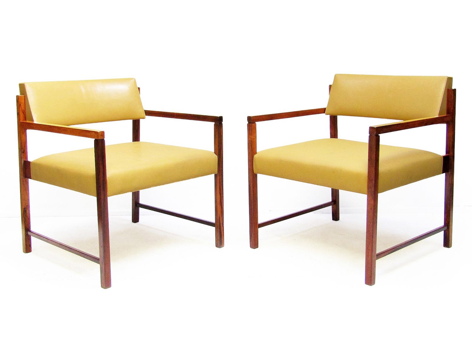 Two 1960s Brazilian "Poltrona Del Rey" Lounge Chairs In Jacaranda By Jorge Zalszupin photo for sale