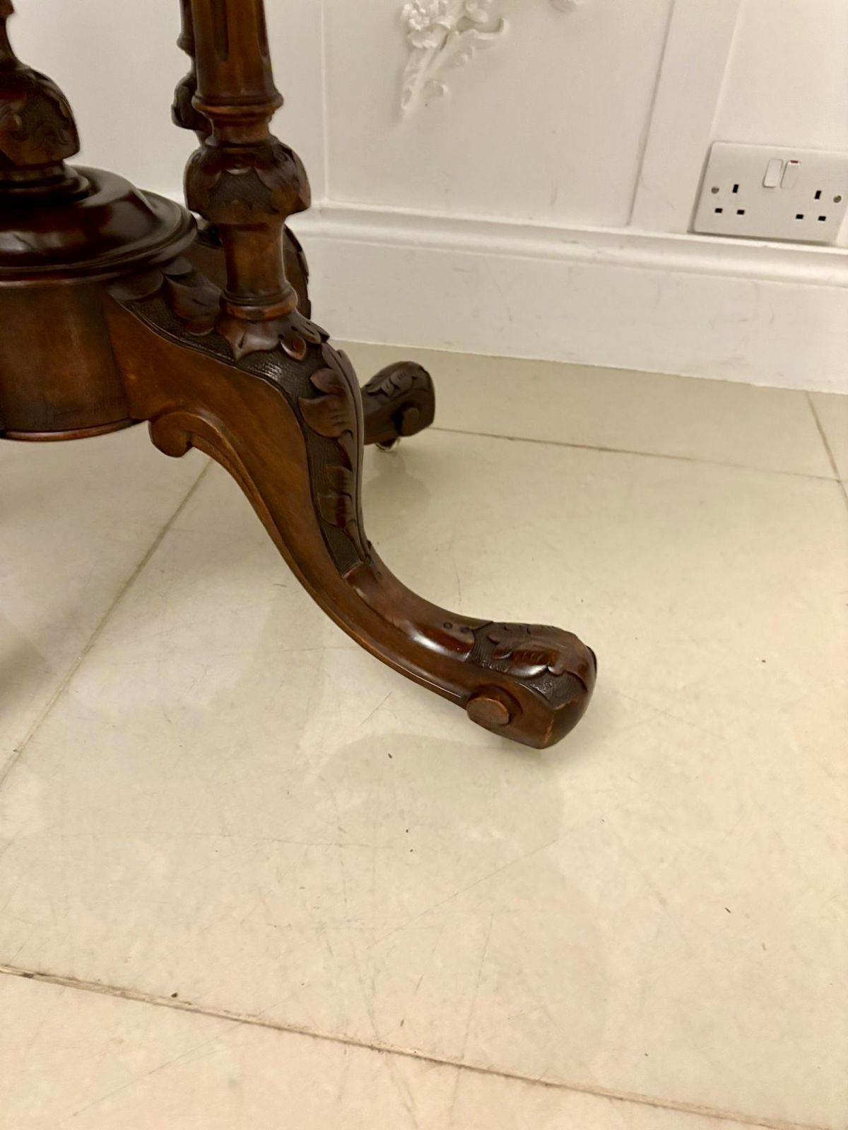 photo furniture Antique 19th Century Quality Burr Walnut Inlaid Oval Side Table