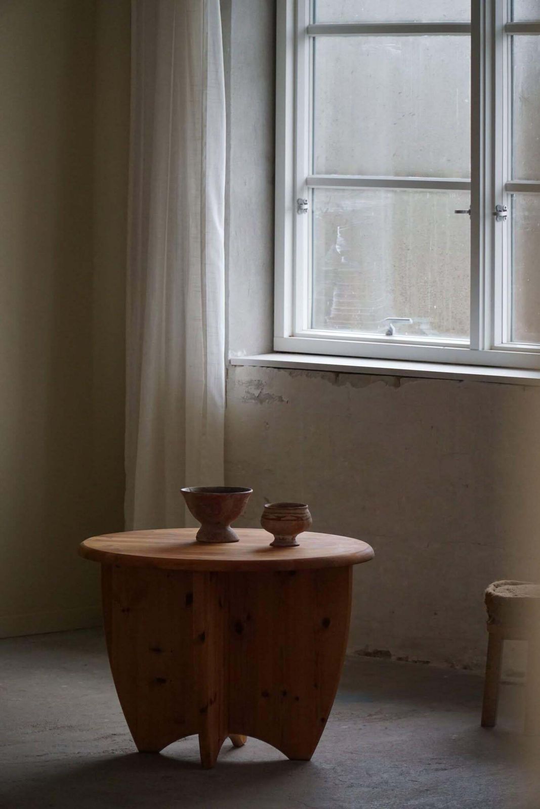 Danish Modern Round Coffee Table In Solid Pine, Rainer Daumiller Style, 1970s photo vinterior