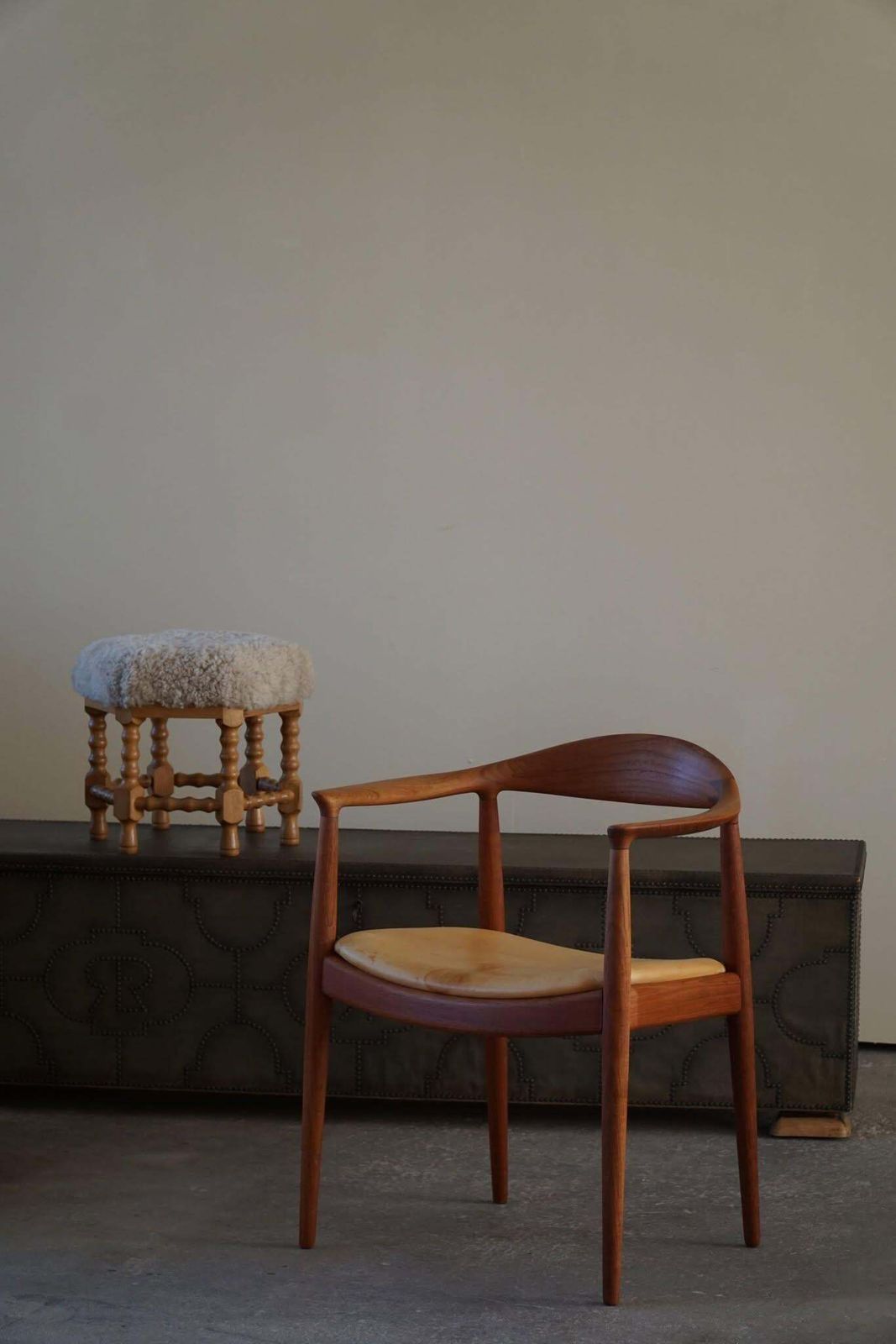 photo furniture Hans J. Wegner, Armchair In Teak & Leather, "The Chair" Model Jh501, 1950s